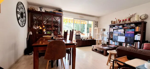 Дневна соба; дрвени под, природно светло, модерни стил