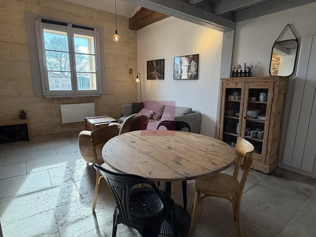 Salon; podłoga drewniana, styl rustykalny, światło dzienne