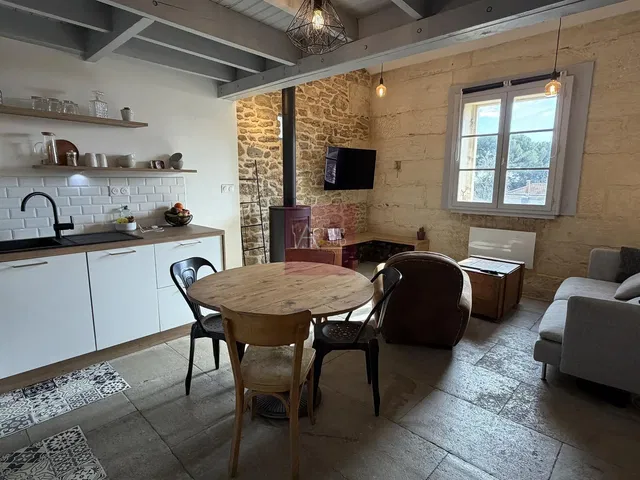 Дневна соба; поглед, дрвене греде, природно светло, рустикални стил