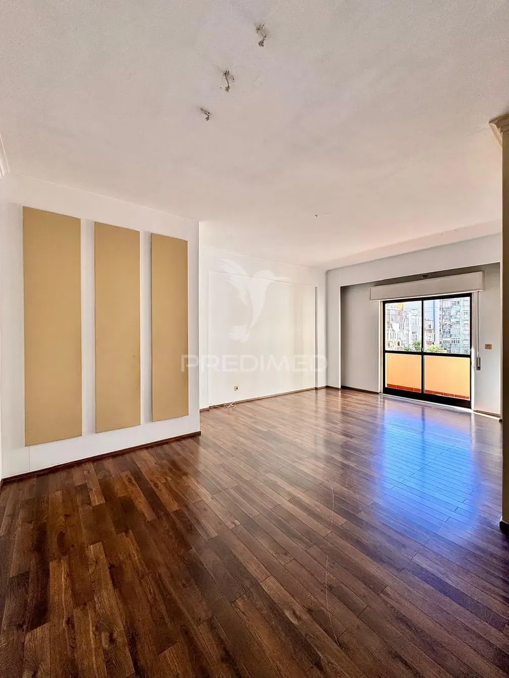 Дневна соба; дрвени под, поглед, природно светло