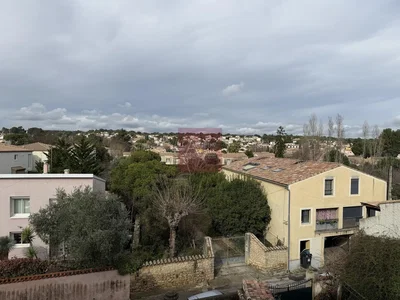 Casa y alrededores; vista