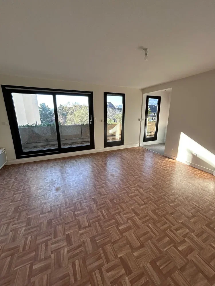 Wohnzimmer; blick, holzboden, tageslicht