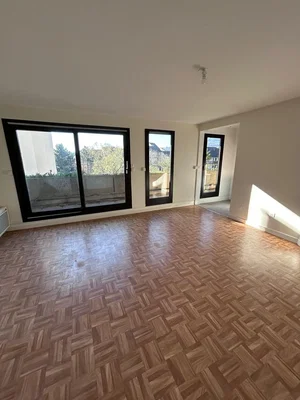 Wohnzimmer; blick, holzboden, tageslicht