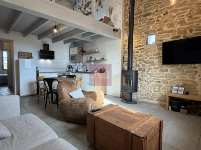 Salón; chimenea, vigas de madera, luz natural, estilo rústico