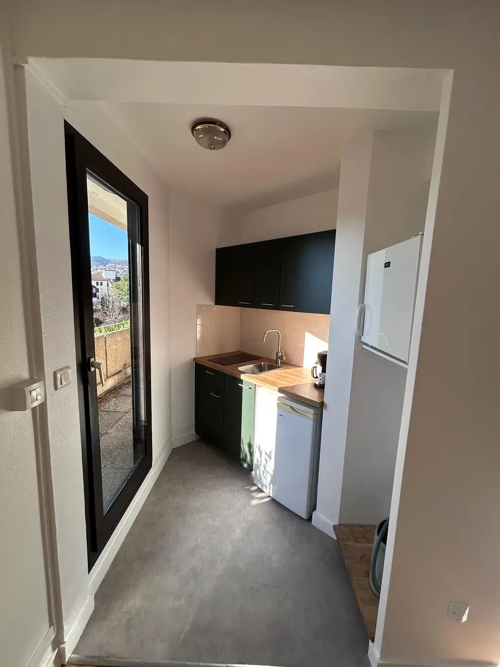 Mutfak; manzara, mutfak aletleri, doğal ışık