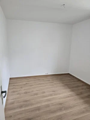 Schlafzimmer; holzboden, tageslicht, renoviert