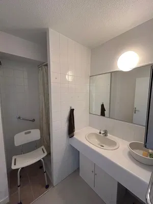 Banyo; fayans zemin, doğal ışık, tadilatlı