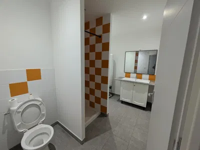 Tuvalet; fayans zemin, doğal ışık