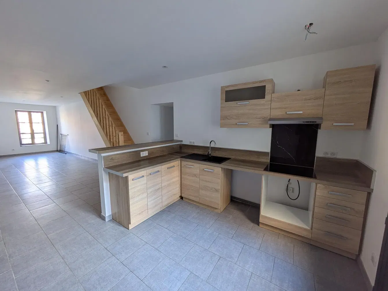 Mutfak; fayans zemin, doğal ışık, tadilatlı