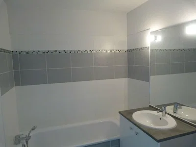 Banyo; fayans zemin, tadilatlı, doğal ışık, modern stil