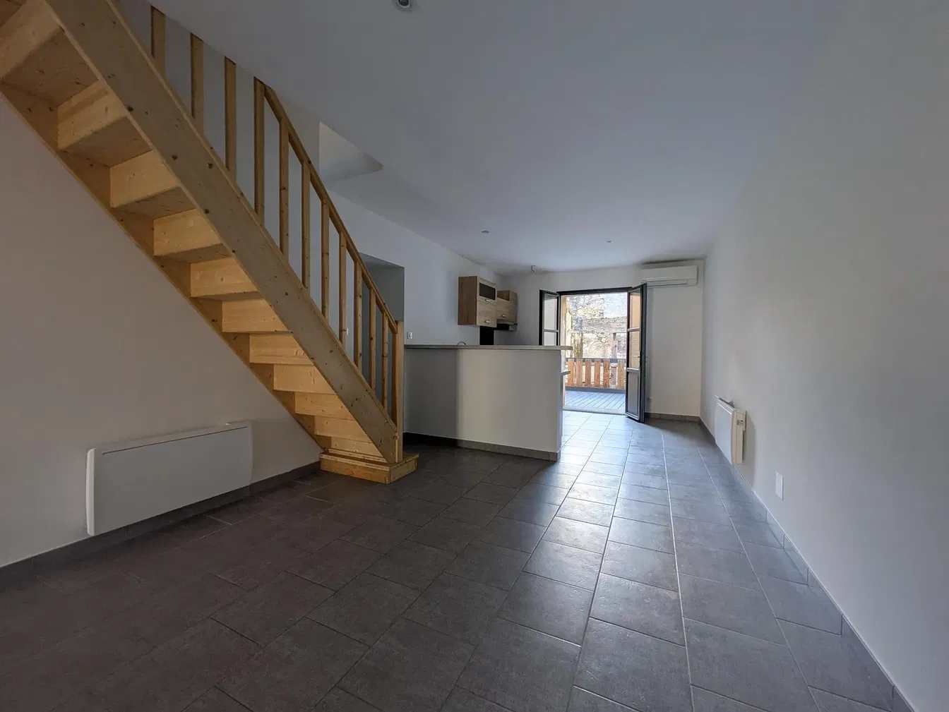 Mutfak; fayans zemin, manzara