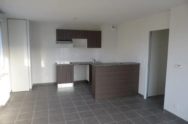 Cocina; suelo de baldosas, luz natural, renovado