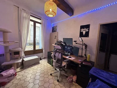 Çocuk odası; ahşap kirişler, fayans zemin, modern stil