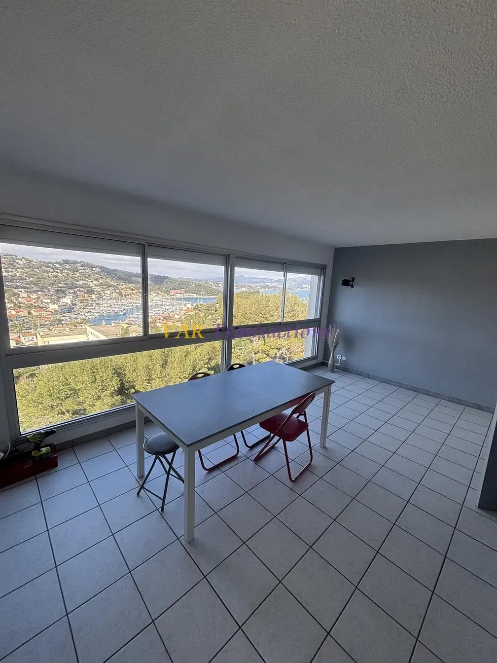 Dnevni boravak; pogled, pločice