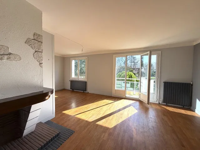 Living room; natural light, wood floor
