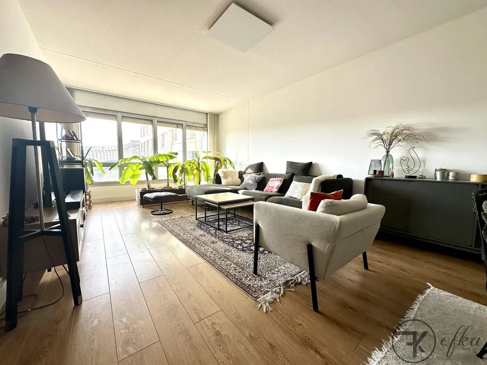 Dnevni boravak; pogled, drveni pod, prirodna svjetlost, moderan stil