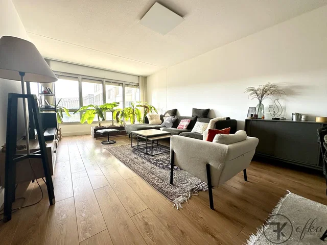 Salón; vista, suelo de madera, luz natural, estilo moderno