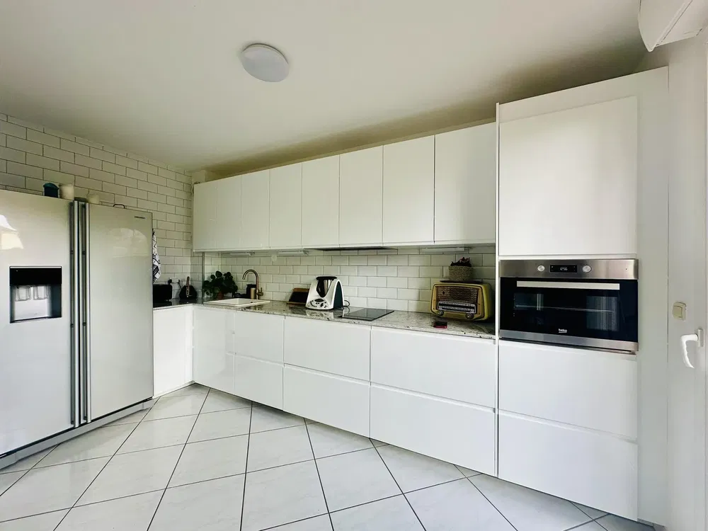 Kuhinja; kućanski aparati, pločice, prirodna svjetlost, moderan stil