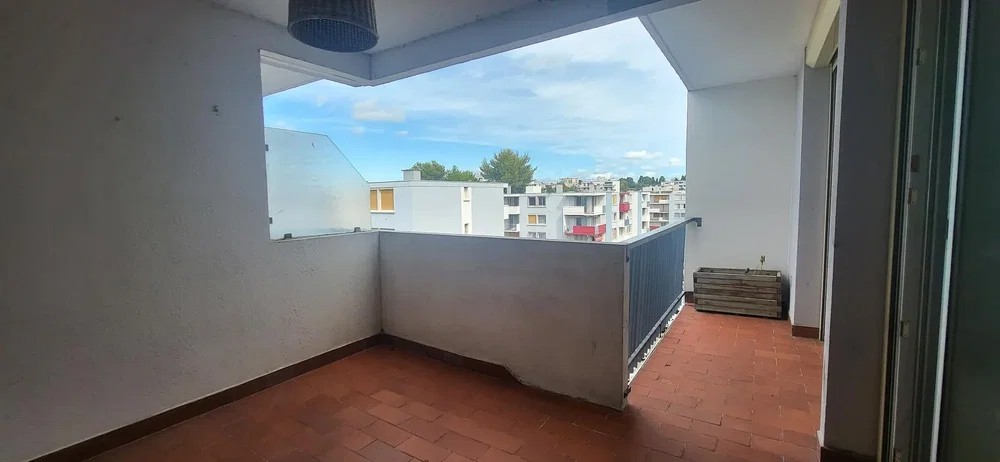Balkon; výhled, dlažba