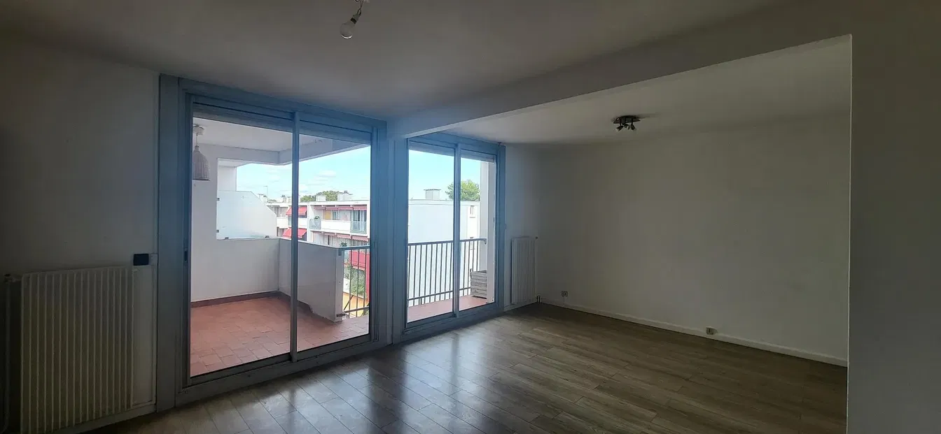 Obývací pokoj; výhled, dřevěná podlaha, přirozené světlo