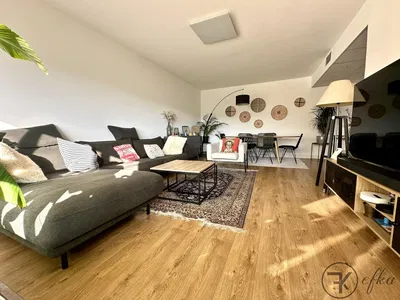 Dnevni boravak; prirodna svjetlost, drveni pod, moderan stil