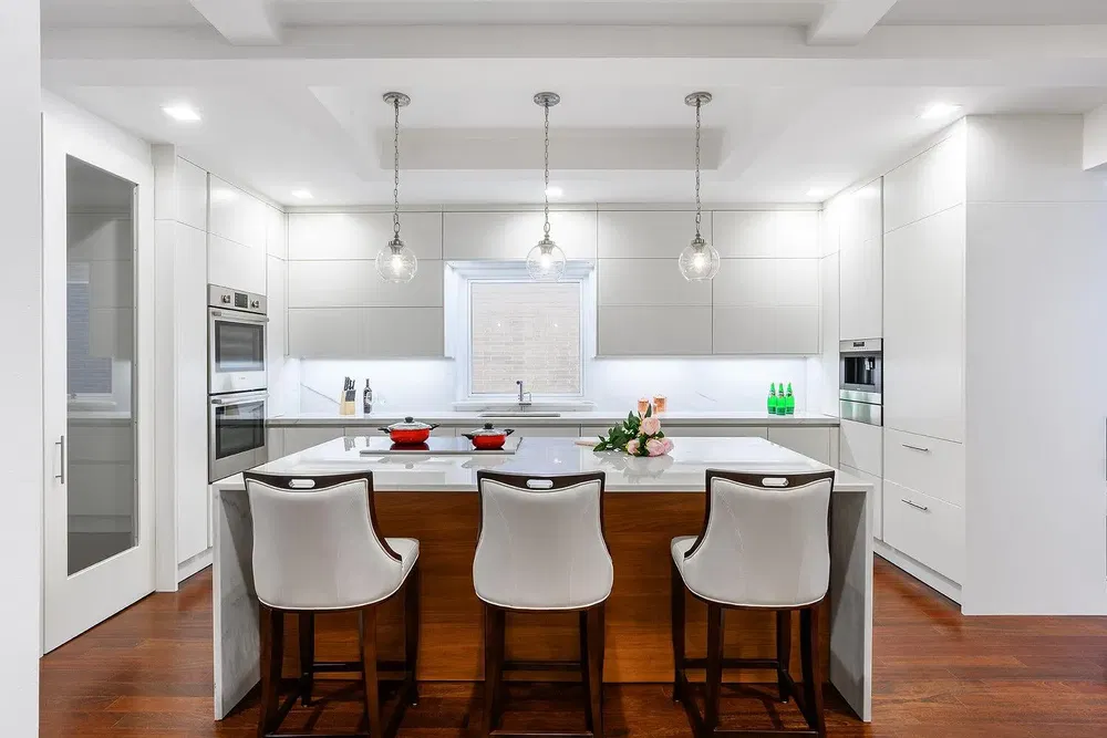 Kuhinja; kuhinjski aparati, moderni stil, prirodno svjetlo