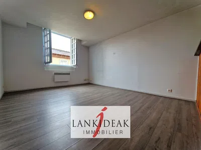 Dnevni boravak; drveni pod, prirodna svjetlost, pogled