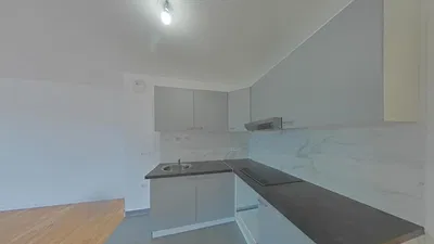 Kuhinja; kućanski aparati, pločice, renoviran, prirodna svjetlost