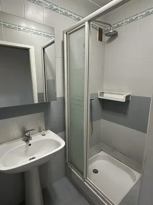 Banyo; fayans zemin, doğal ışık, tadilatlı