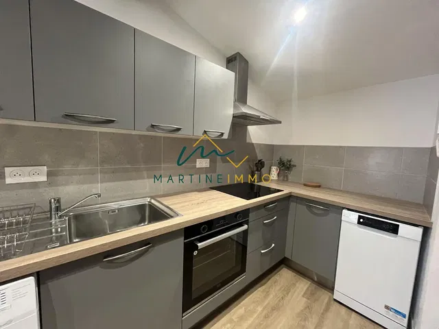 Kitchen; kitchen appliances, renovated, natural light