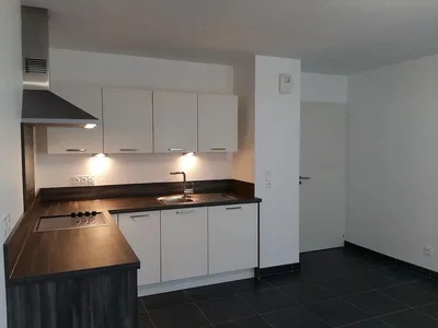 Küche; küchengeräte, fliesenboden, renoviert, tageslicht