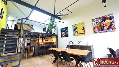 Трпезарија; кухињски апарати, природно светло, модерни стил