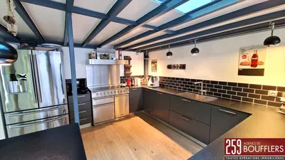 Кухиња; кухињски апарати, дрвени под, модерни стил