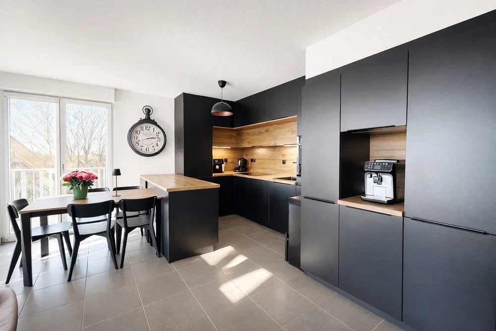 Küche; fliesenboden, tageslicht, moderner stil, küchengeräte