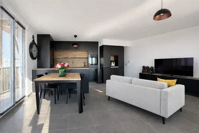 Oturma odası; fayans zemin, doğal ışık, modern stil, manzara