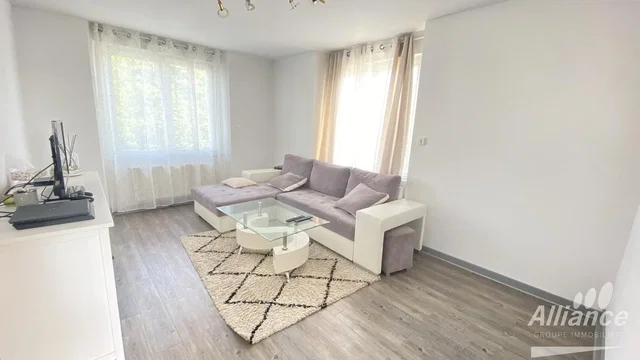 Salón; luz natural, suelo de madera, estilo moderno