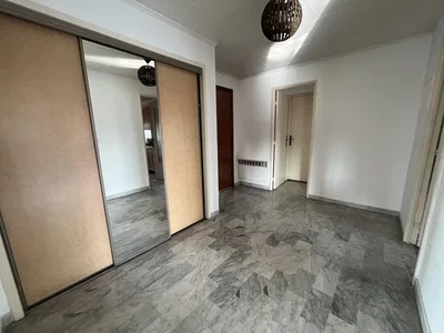 Schlafzimmer; fliesenboden, tageslicht