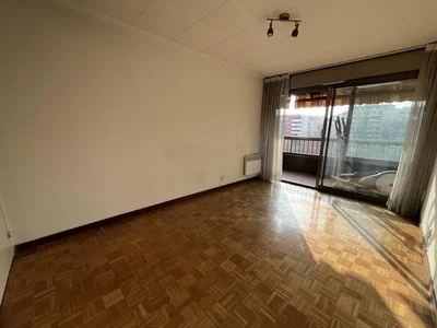 Wohnzimmer; holzboden, blick, tageslicht