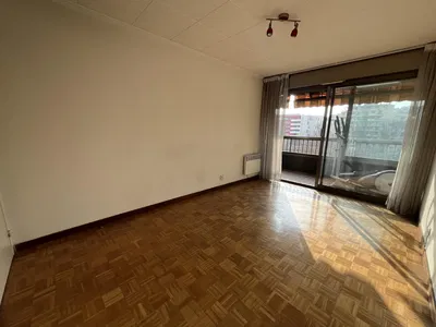 Дневна соба; дрвени под, поглед, природно светло