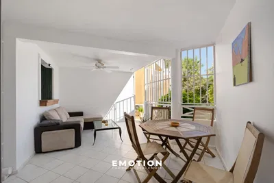 Дневна соба; плочице, поглед, природно светло