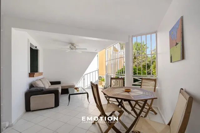 Дневна соба; плочице, поглед, природно светло