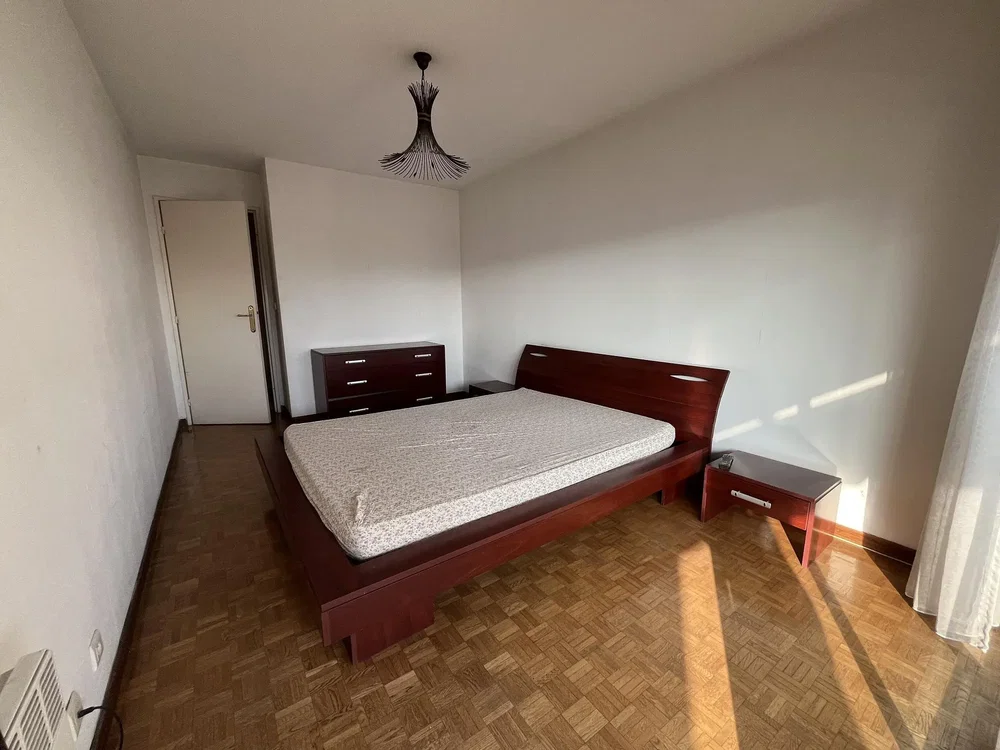 Schlafzimmer; holzboden, tageslicht