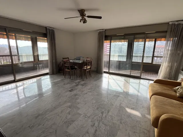 Sala de estar; chão de azulejo, vista, luz natural