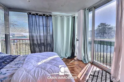 Спаваћа соба; поглед, природно светло, дрвени под