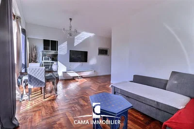 غرفة معيشة; أرضية خشبية, ضوء طبيعي, أسلوب عصري