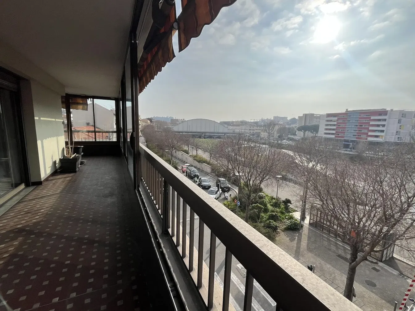 Балкон; поглед