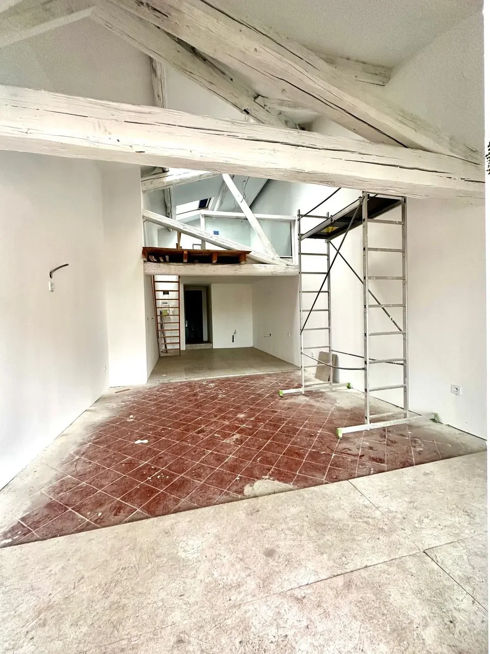 Ostalo; drvene grede, pločice, potrebna renovacija