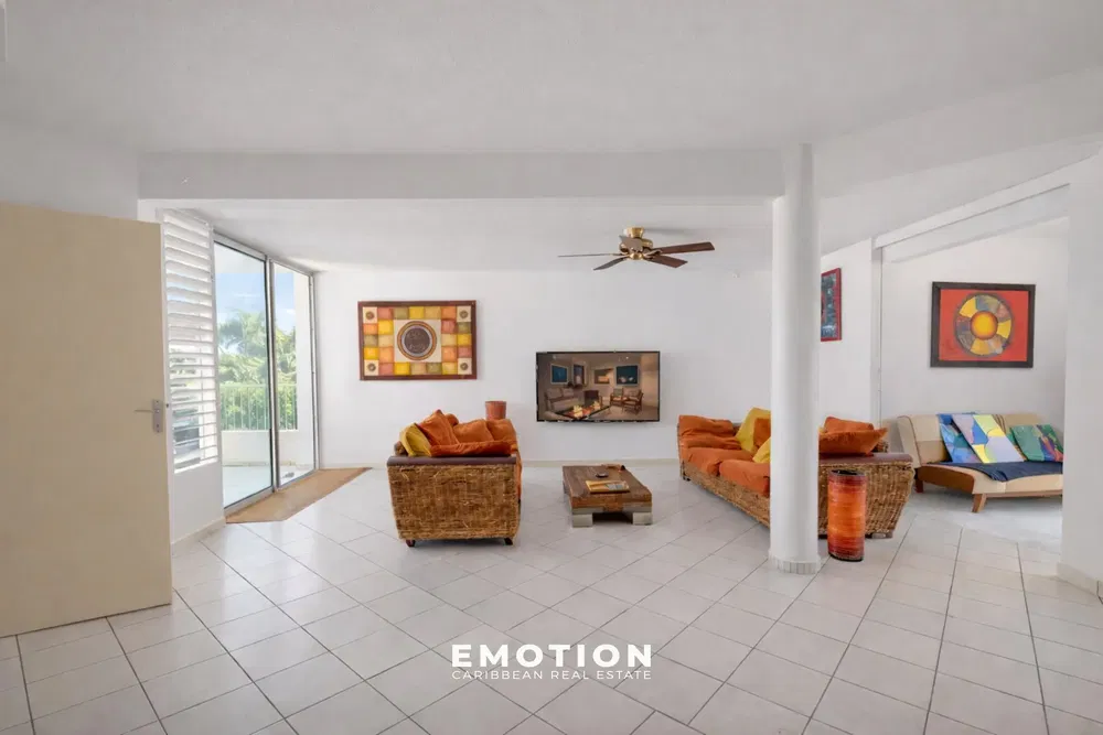 Дневна соба; плочице, поглед, природно светло