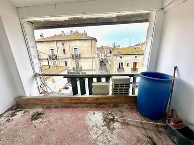 Balkon; pogled, potrebna renovacija