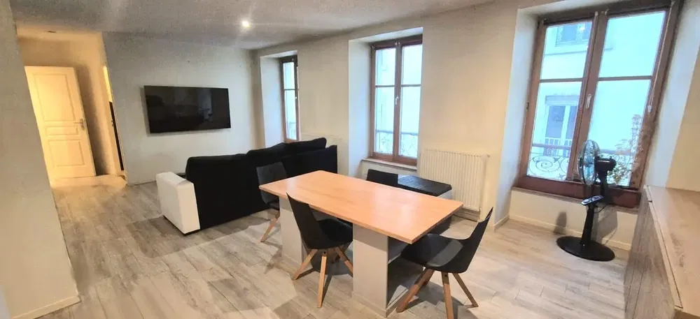 Дневна соба; природно светло, плочице